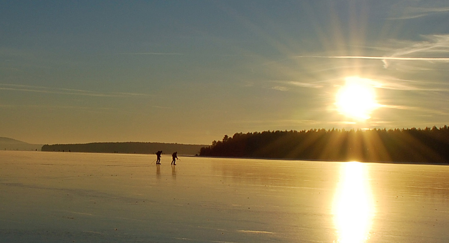 Landskapsbild med sjö i förgrunden.